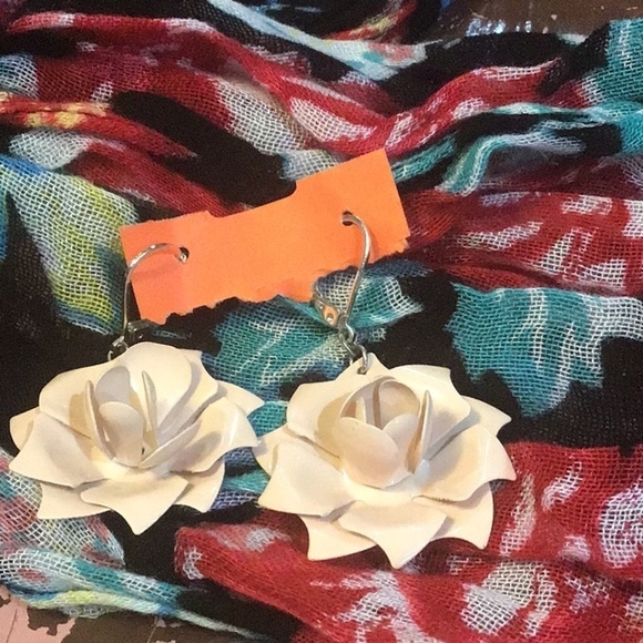 Beautiful pair of rose earrings. Light, pink, and metal. - Picture 1 of 2